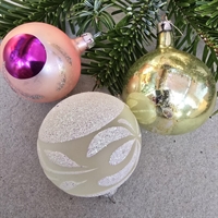 hvid-med-glimmer-limegrøn-rosa-sølv-pink-gamle-glas-juletræskugler